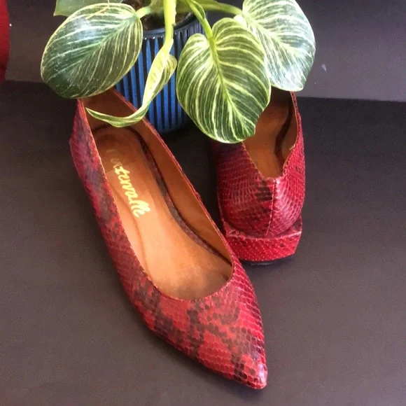 ‼️SOLD‼️L’INTERVALLE red snake skin flats, Size 6 US, Made in Spain. - Picture 13 of 13